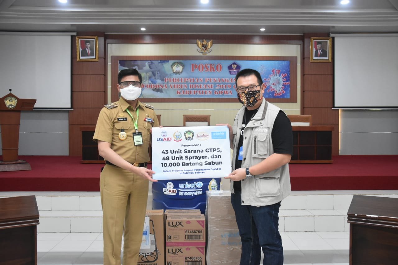 UNICEF saat memberikan bantuan secara simbolik yang diterima Bupati Gowa Adnan Purichta Icshan