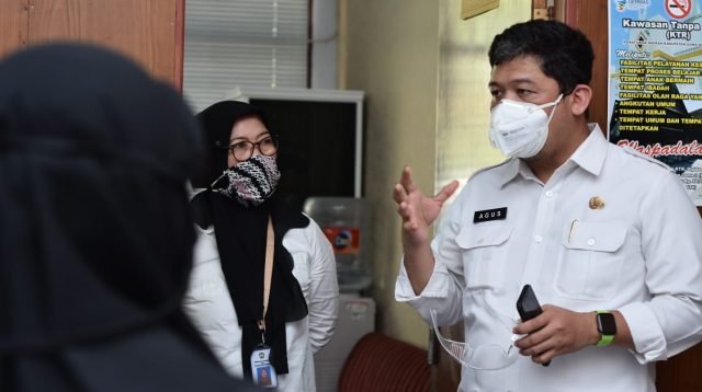 Tim Pemkab Gowa saat melakukan pengawasan terhadap penerapan Perbup Wajib masker di kawasan Kantor Bupati Gowa