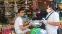 Tim Blusukan yang dibentuk Wagub Sulsel membagikan masker gratis ke warga Makassar, Rabu (24/06/2020).