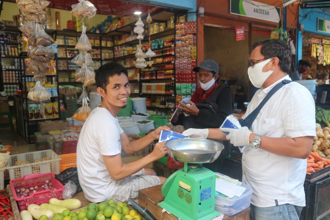 Tim Blusukan yang dibentuk Wagub Sulsel membagikan masker gratis ke warga Makassar, Rabu (24/06/2020).