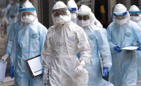 Nakes dengan APD Lengkap