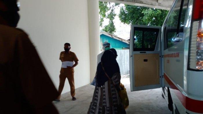 Suasana saat Nakes Puskesmas Kabere, NS (24) menaiki mobil ambulance untuk dirujuk ke Kota Makassar