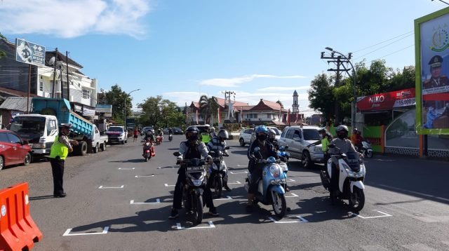 Satuan Lalulintas (Satlantas) Polres Gowa buat marka jarak 1 meter diperempatan trafic light jalan Malino Kab. Gowa.