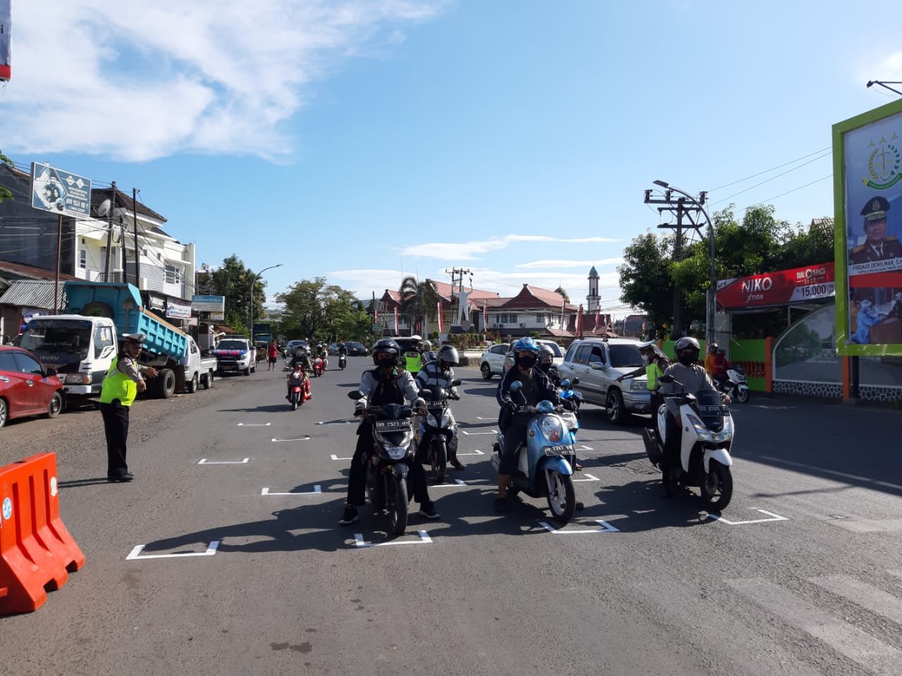 Satuan Lalulintas (Satlantas) Polres Gowa buat marka jarak 1 meter diperempatan trafic light jalan Malino Kab. Gowa.