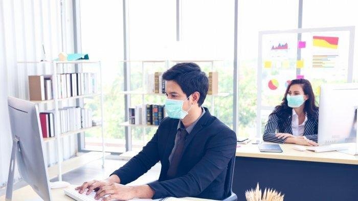Penerapan protokol kesehatan di tempat kerja.