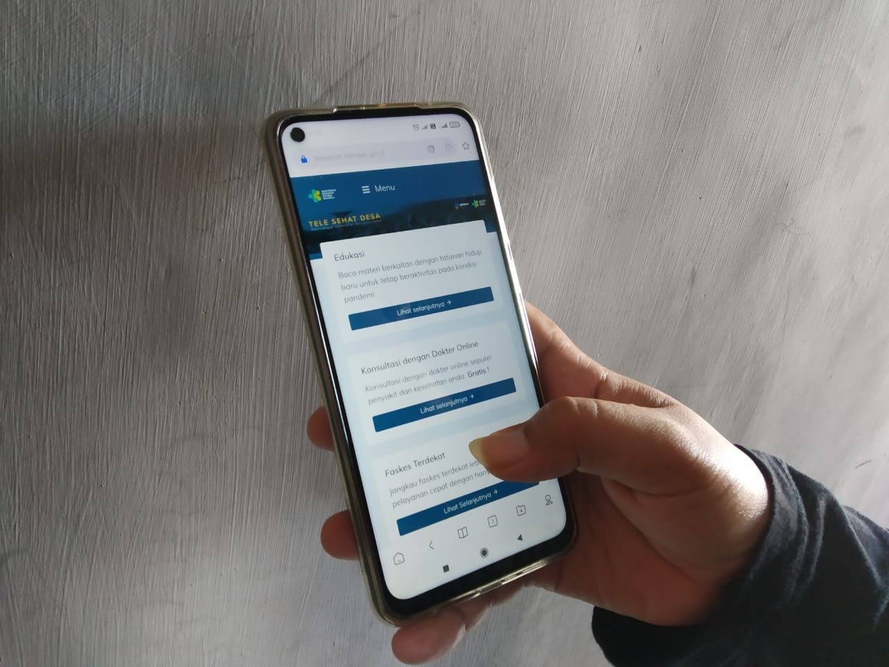 Salah satu pengguna layanan saat mengakses layanan digital Tele Sehat