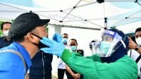 Salah satu penumpang di Bandara Sultan Hasanuddin saat melakukan pemeriksaan rapid test antigen gratis