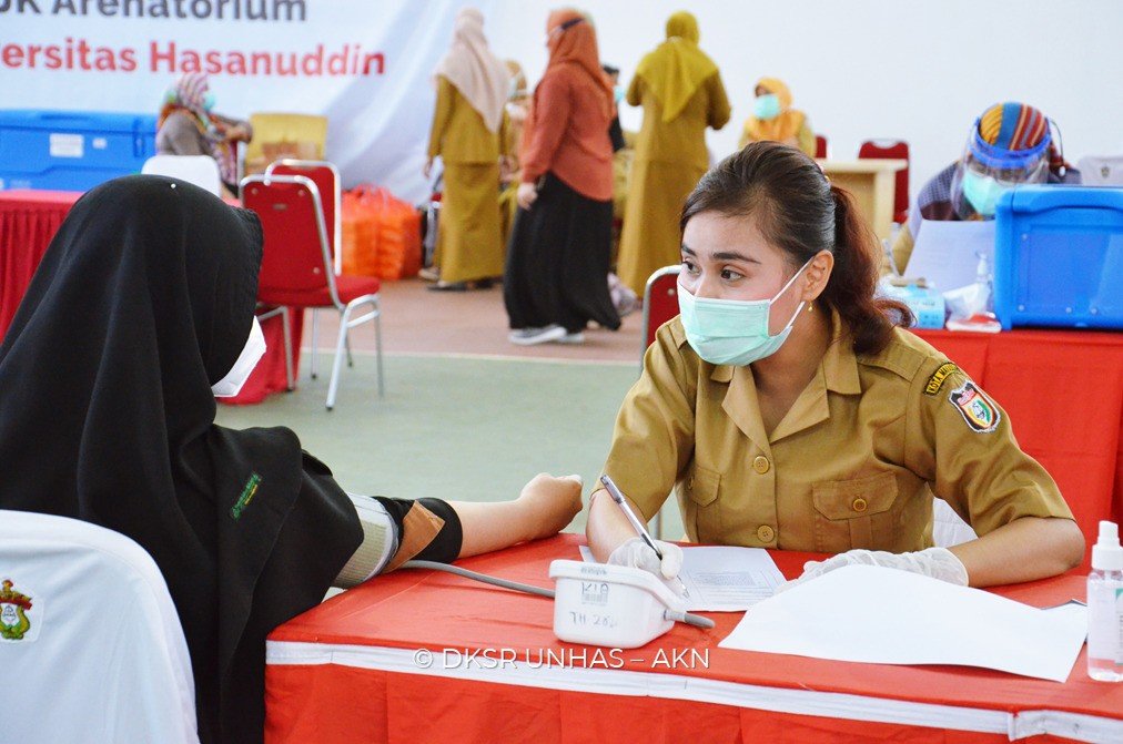 Ilustrasi vaksinasi Covid-19 tahap kedua di GOR Unhas