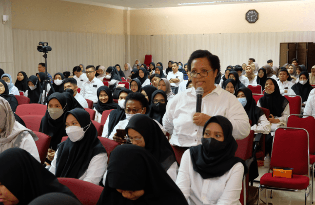 Mahasiswa S3 FKM Unhas mengikuti kegiatan Pengenalan Kehidupan Kampus, Jumat (18/08/2023).