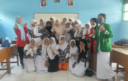 Mahasiswa Magang PKIP FKM Unhas melakukan penyuluhan anemia dan TTD kepada siswi SMPN 17 Makassar, Kamis (05/10/2023)