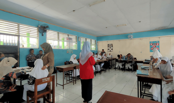 Mahasiswa Magang PKIP FKM Unhas melakukan penyuluhan anemia dan TTD kepada siswi SMPN 17 Makassar, Kamis (05/10/2023)