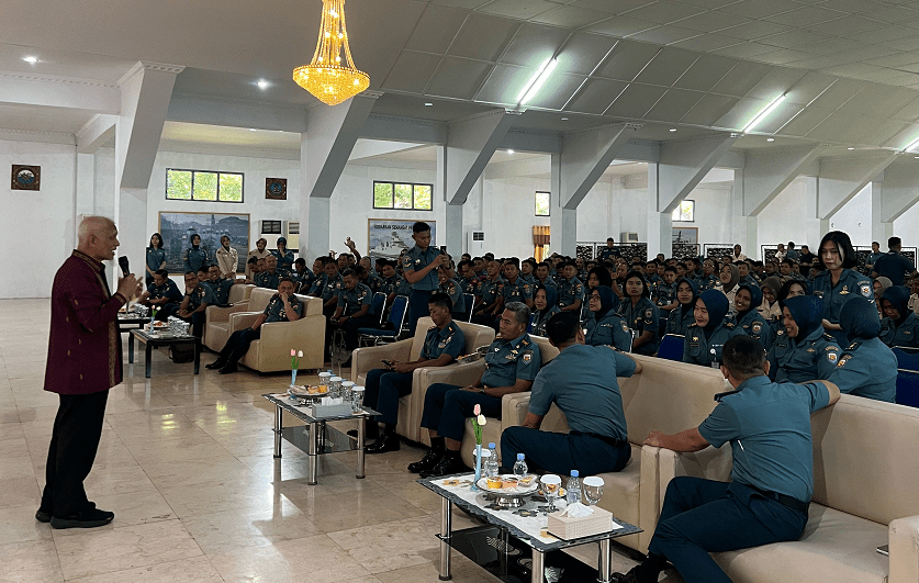 Materi utama disampaikan oleh Prof. dr. Veni Hadju, Ph.D., Guru Besar FKM Unhas yang juga bertindak sebagai ketua tim pengabdian.