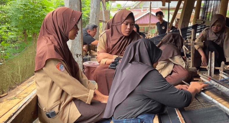 Unhas dan STIKes Panrita Husada Kolaborasi Jaga Warisan Tenun Hitam Kajang