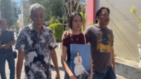 Keluarga mendiang dr. Icha saat datang ke Polda NTT untuk melaporkan kasus kematian dr. Icha dengan dugaan intimidasi. (Foto Antara)